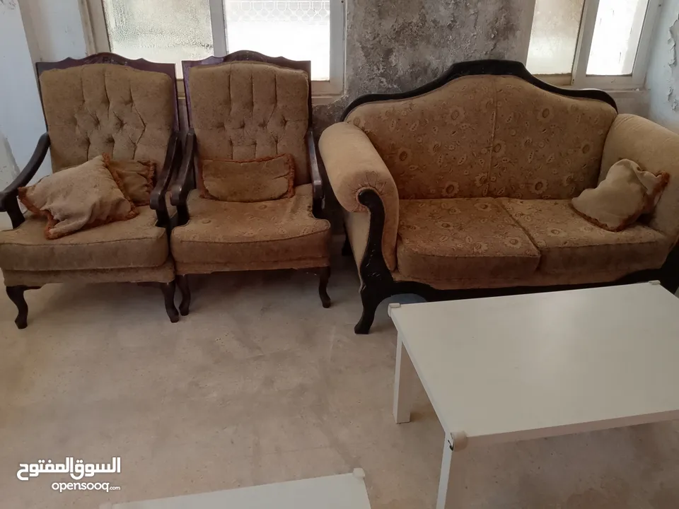 طقم كنبايات مستعمل للبيع مع طاولتين بسعر 60دينار قابل للتفاوض