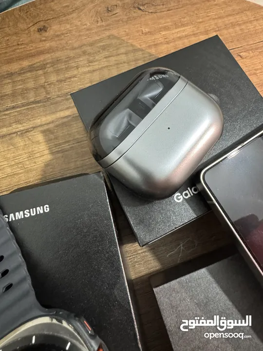 للبيع هاتف Samsung S25 Ultra + Galaxy Watch Ultra + Galaxy Puds Pro 3