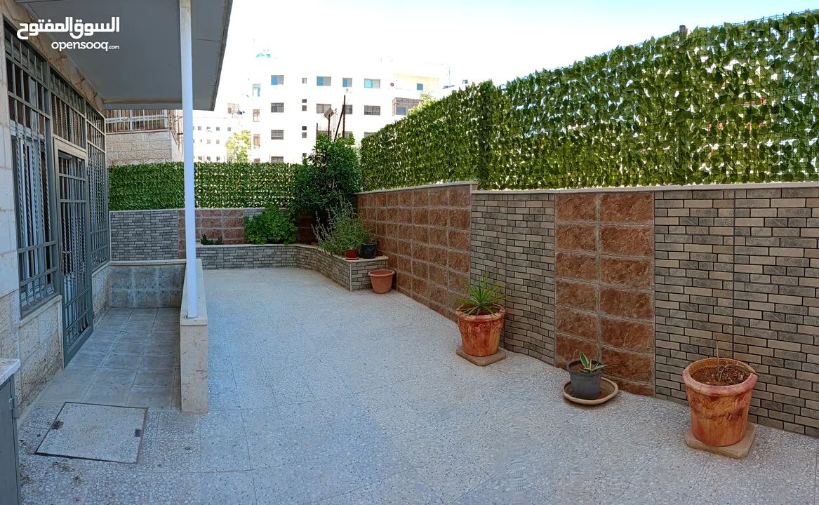 شقة ارضية تشطيب ديلوكس مع حديقة مسورة و مدخل مستقل - ام الشرايط