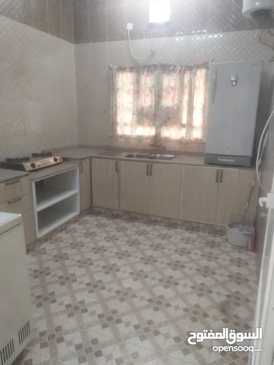 شقة الإيجار في الجفنين على شارع العام جميع الخدمات متوفره.Apartment for rent in Al-Jafnain on the ma