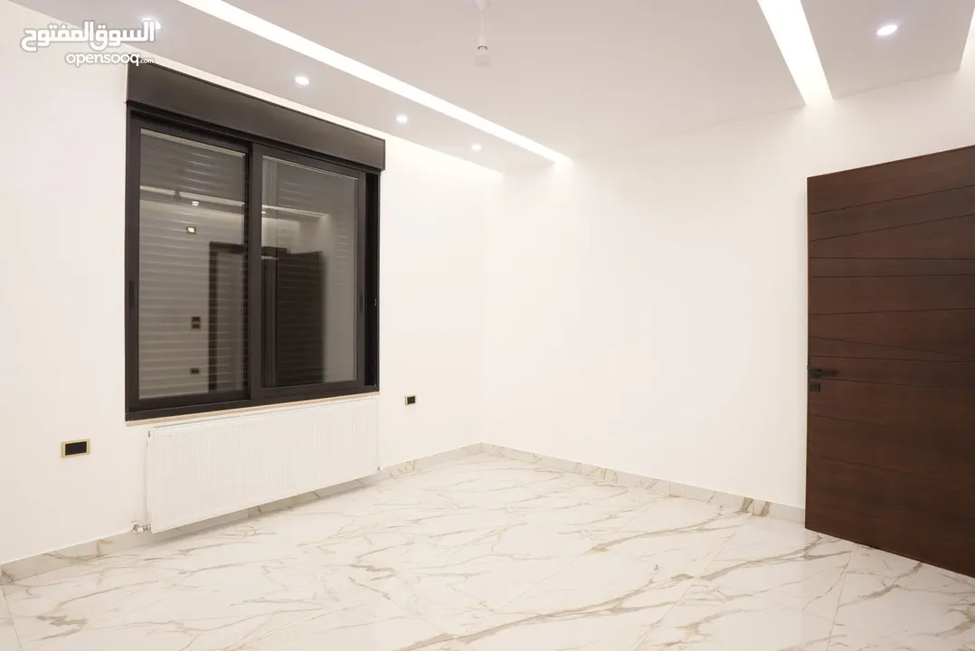 شقه مميزه للبيع بعد المدارس العالميه طريق المطار مباشره بسعر مغري تشطيب سوبر ديلوكس