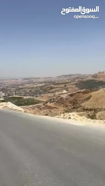 أرض مطلة اطلالة لا يمكن إغلاقها بين صافوط والجبيهة تصلح لبناء فيلا محاطة بفلل على شارعين كل الخدمات