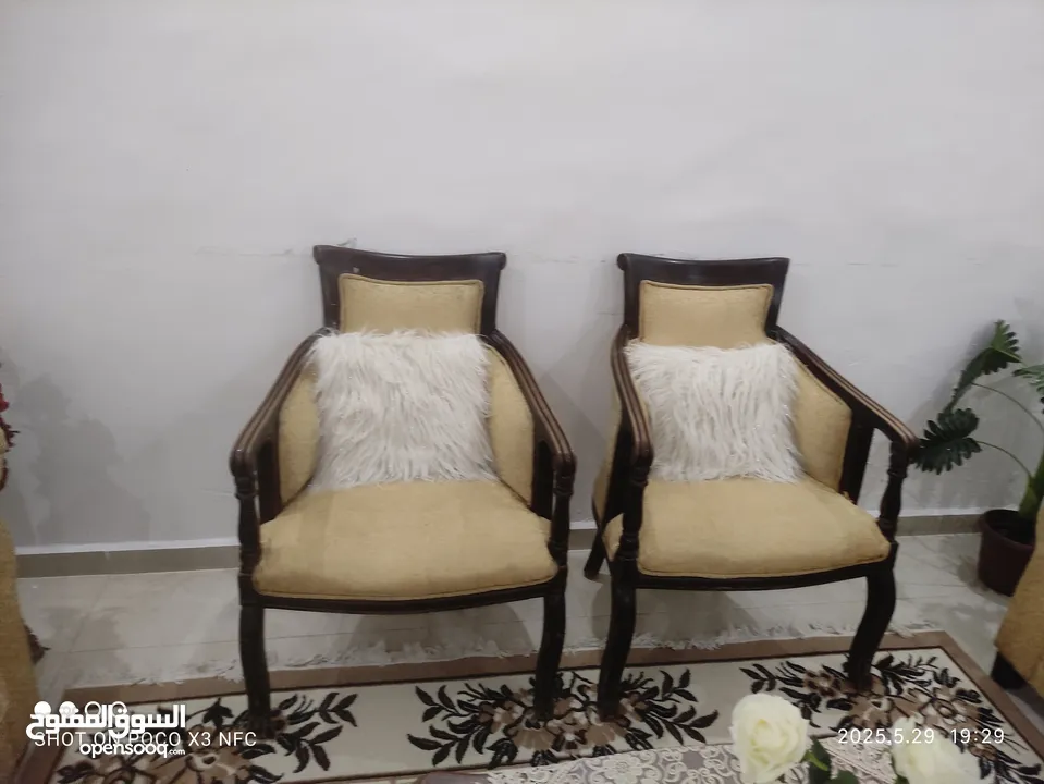 طقم كنب مستعمل للبيع المستعجل  بحالة جيدة جدا  كامل  برداية مطرزة مناسبة للون الطقم  سجادة كبيرة
