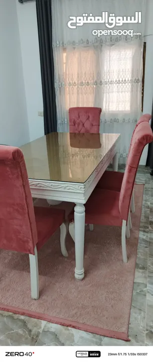 طاولة سفر بحالة الجديد بسعر 220 قابل للتفاوض بشي بسيط