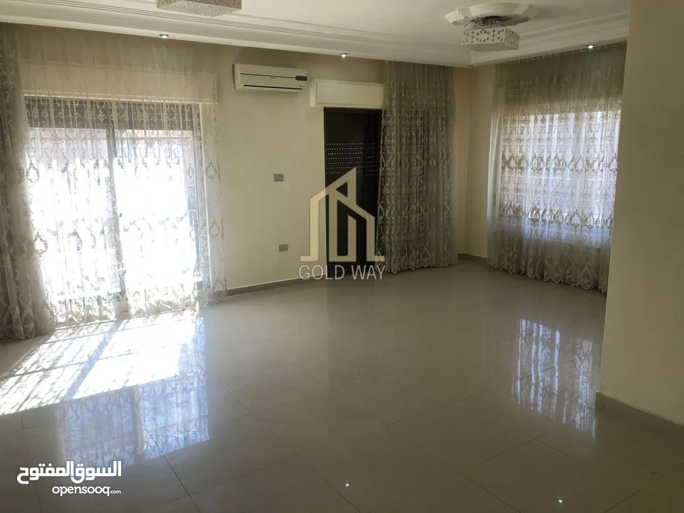 شقة مميزة 250م طابق ثاني مطله في أجمل مناطق الجاردنز / ref 786