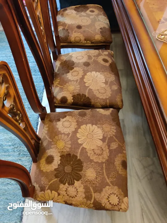 طقمين كنب زان بحاله ممتازه وطقم سفره مع ملحقاتها للبيع