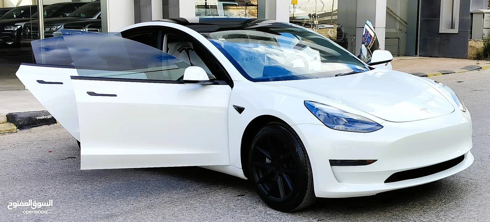 تيسلا 2022 model 3 فحص كامل اوتوسكور +B بدون ملاحظات بودي (كرت ابيض) بحالة الوكالة بسعر لقطة ومحرووق