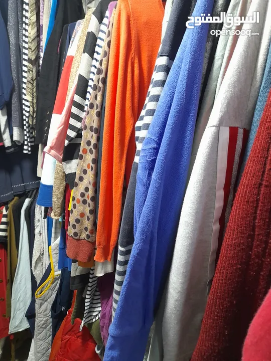 محل ملابس شامل ديكور( اوروبي وجديد) للبيع