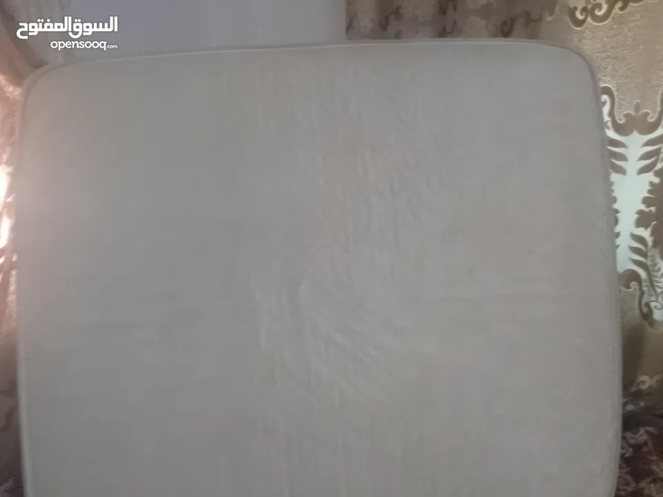 فرشة تخت مزدوجة نظيفة