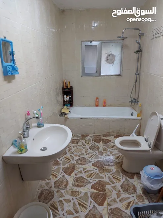 بيت مستقل للايجار 130 متر خمس غرف ومطبخ وحمام لديه برنده كبيره حوله شجر مثمر والمنطقه هادئة 140دينار