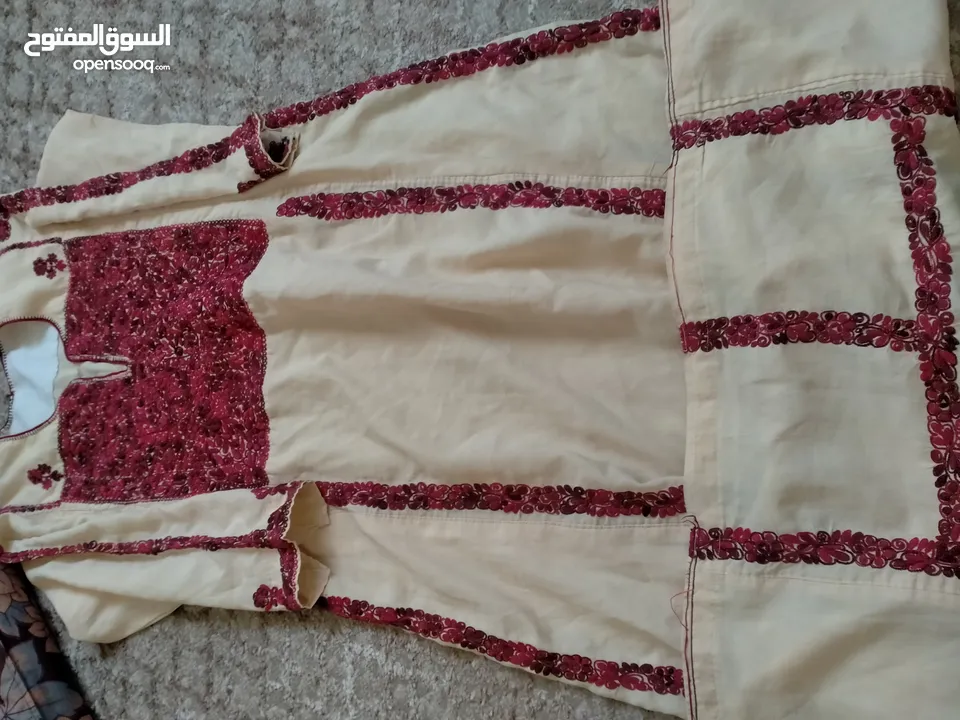 ثواب لون بيج حاله ممتازه حرير اصلي الاول بيج وخىير مونس والثواب ست عروق والثاني اربع عروق