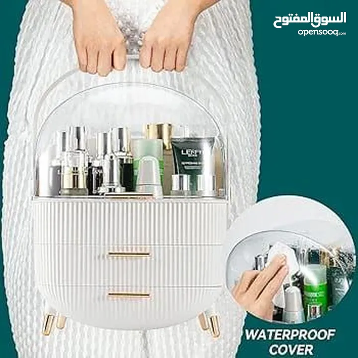 منظّمة المكياج العصرية بتصميمها الفاخر ولمساتها الذهبية، الحل الأمثل لترتيب أنيق ومتكامل.