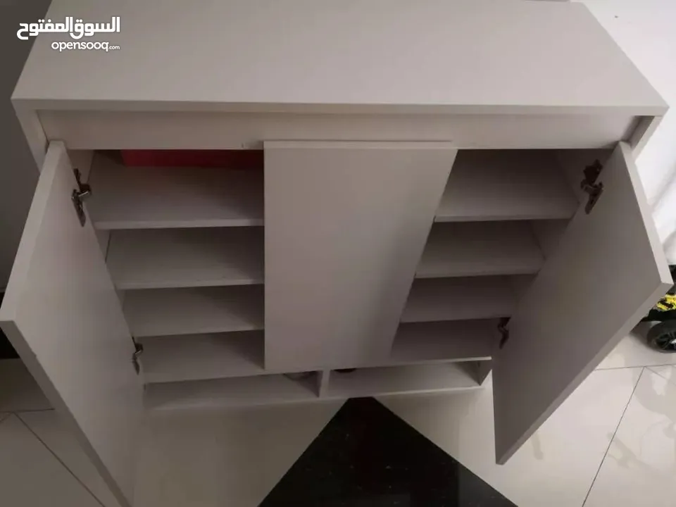 خزانة أحذية خشبية إيطالية رفوف تصميم ذكي مع أجنحة فتح مريحة ولون أبيض أنيق