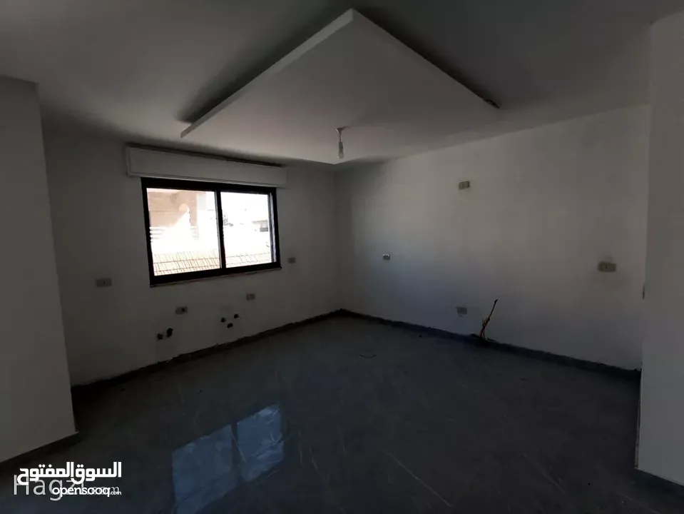 شقة طابق اخير مع روف ( Property ID : 31718 )