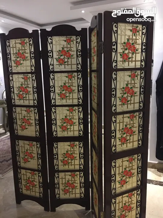 بارتشن خشب زان مع زجاج معشق ارتفاع 180سم والعرض 160سم شبه جديد قابل للتفاوض