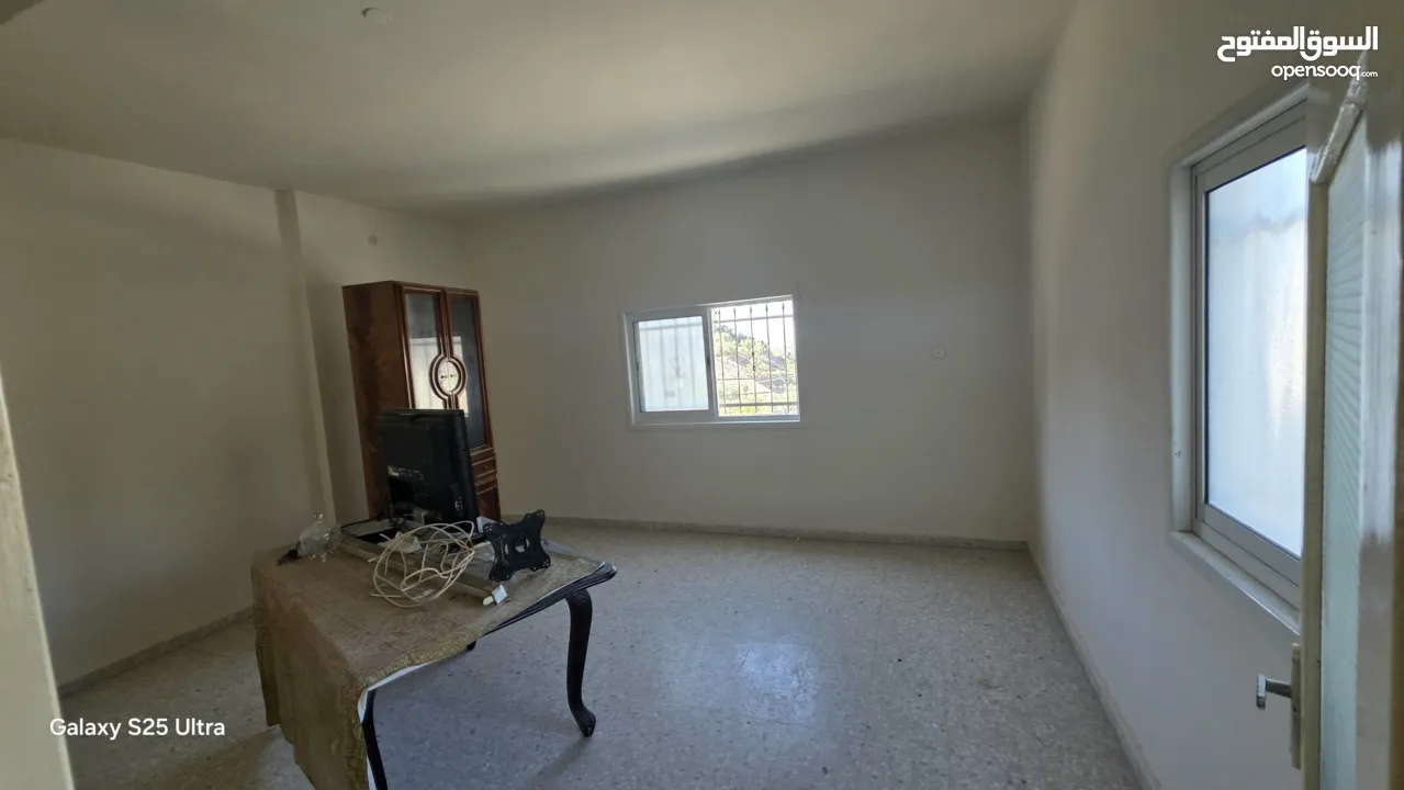 يتوفر لدينا شقة مع مخازن للبيع