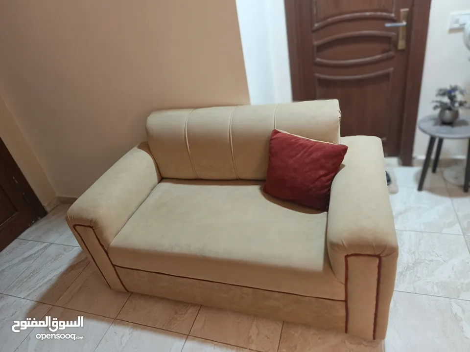 بسم الله الرحمن الرحمن طقم كنب كورنل لونين بيج وخمري بشكل جديد استعمال  سنتين عريس بسعر حرق