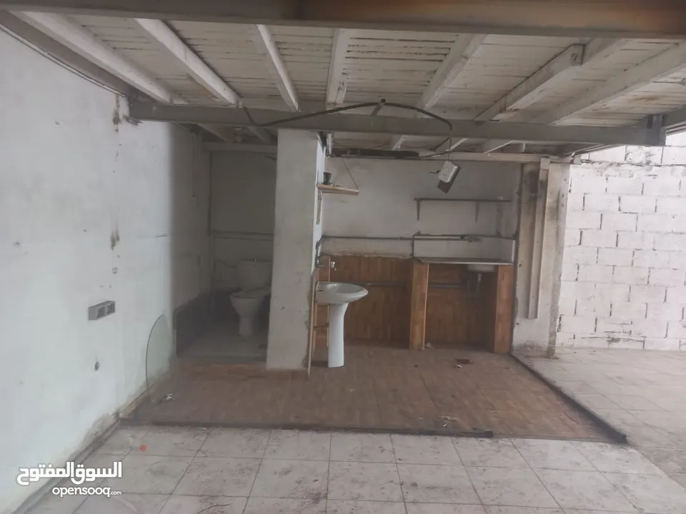 مخازن  تسوية مع سدة للأيجار في أبو علندا – طريق الحزام الدائري