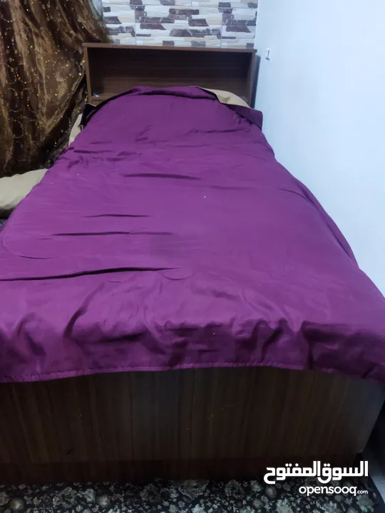 سرير خشب ثقيل مفرد