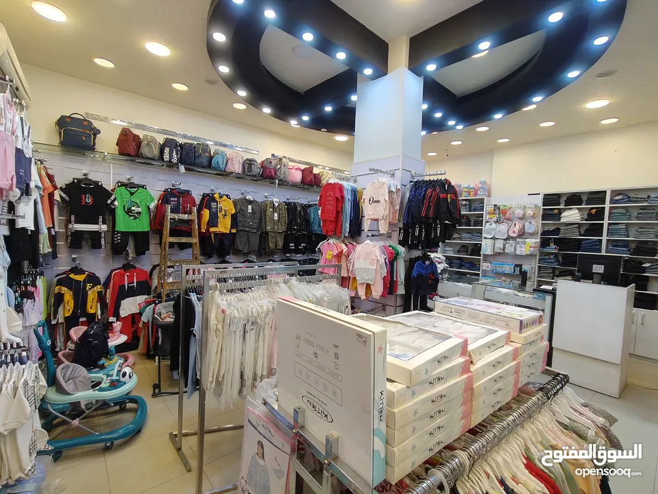 محل ألبسة أطفال وستاتي للبيع