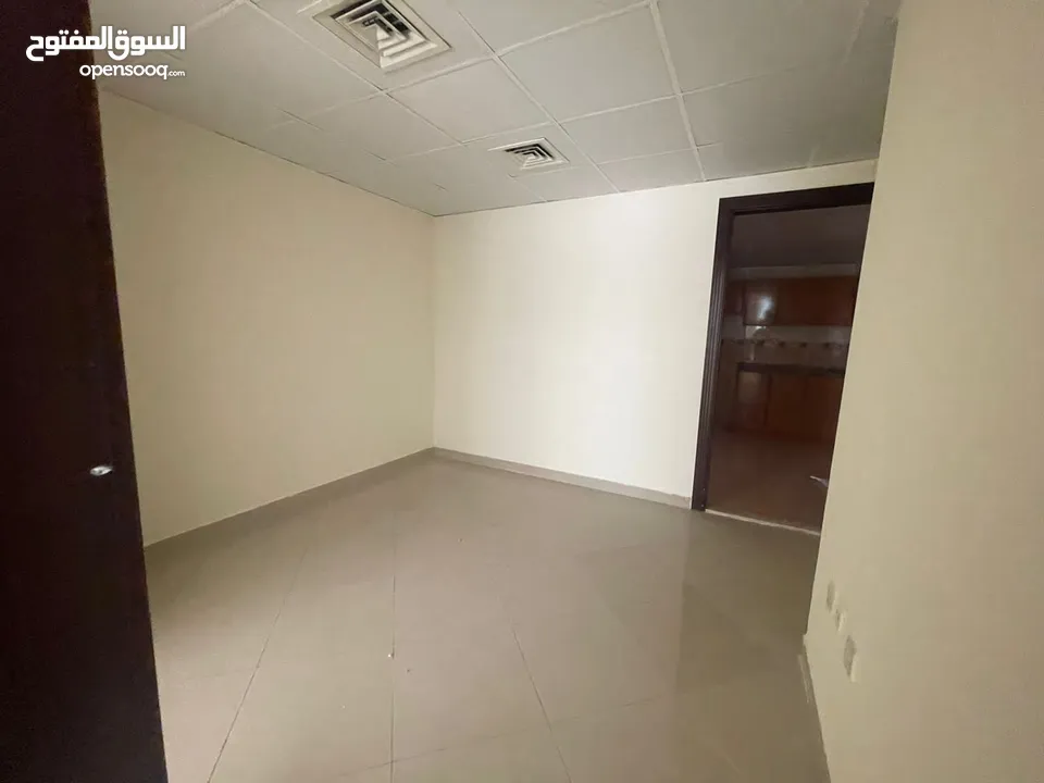(ضياء)غرفتين وصالة للايجار السنوي في الشارقة المجاز بتشطيب عصري حديث سهل المخرج ل دبي اطلالة مفتوحة