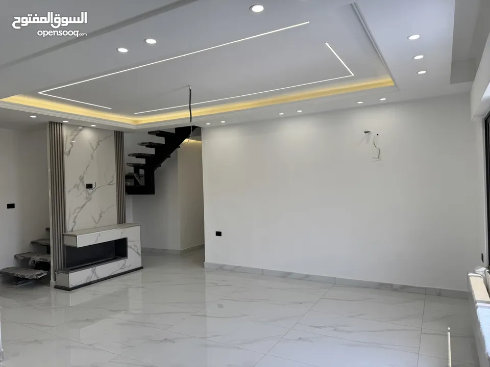 شقق مساحة ( 180م و 190م طابق اول و ارضي و روف ) في البنيات -طريق المطار خلف مدارس القادة
