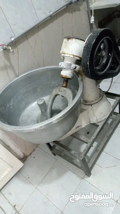 عده محل معجنات للبيع بسعر مغري