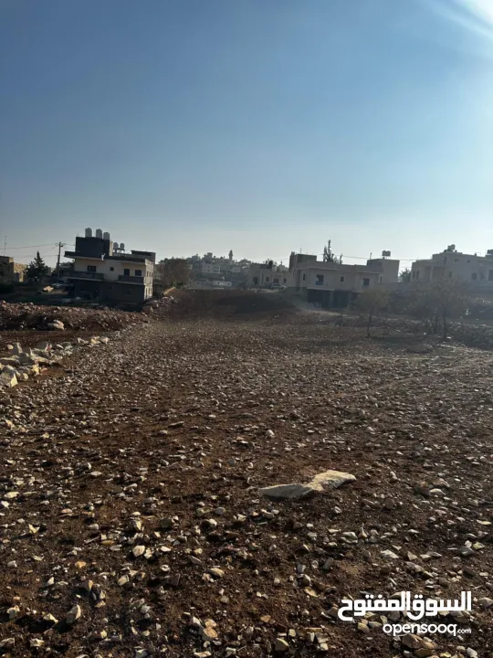 قطعة أرض مستوية مميزة قُرب بيت ساحور و تبعد 7 دقائق عن مزموريا قُرابة الدونمين ( 1940 م2 ) منطقة أ