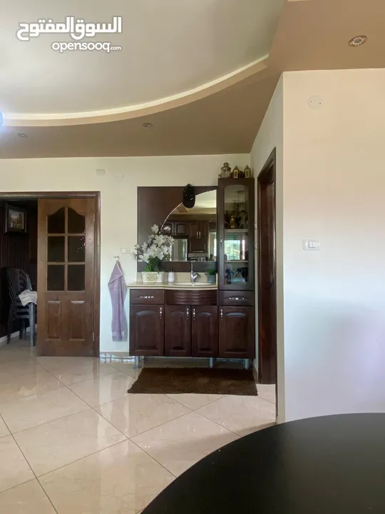 شقة مميزة بإطلالة رائعة سوبر ديلوكس على الشارع الرئيسي. منطقة خلة قيس قريبة جدا على بيت جالا ...