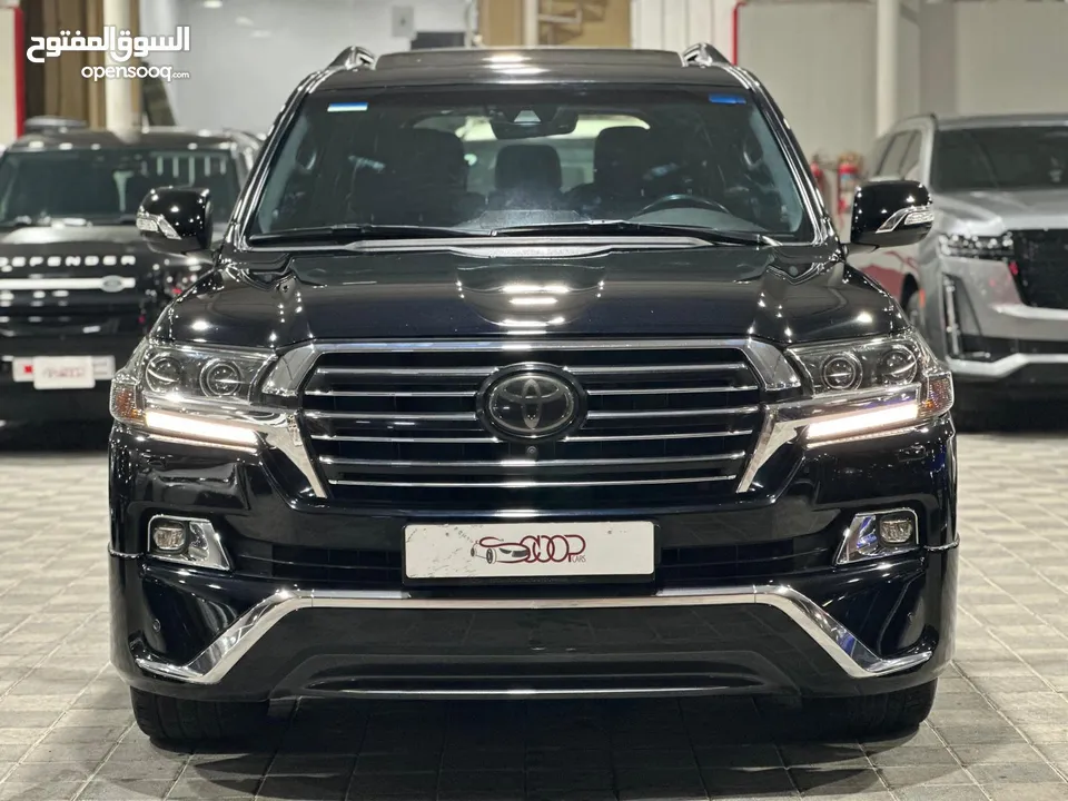 Land Cruiser VXS Black Edition