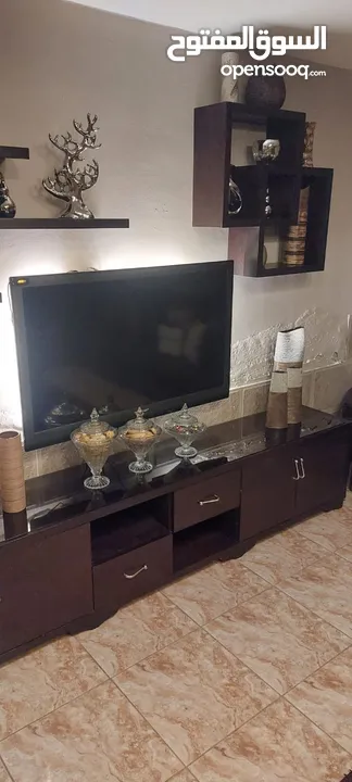 خزانة شاشة مع رفوف خشب لاتيه بحالة ممتازة  قياس 240  للإستفسار 079895009