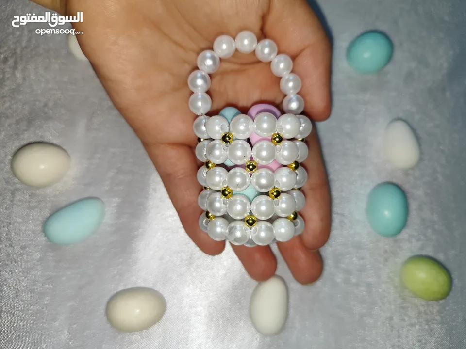 ميداليات واساور وتوزيعات أعراس وحقائب من الخرز