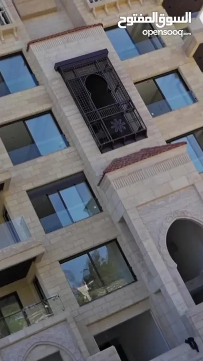 شقة ط اول خلف مدارس العالمية بنظام ذكي  مع تدفئة تحت البلاط 200م2 مع بلكونة واسعة و اطلالة