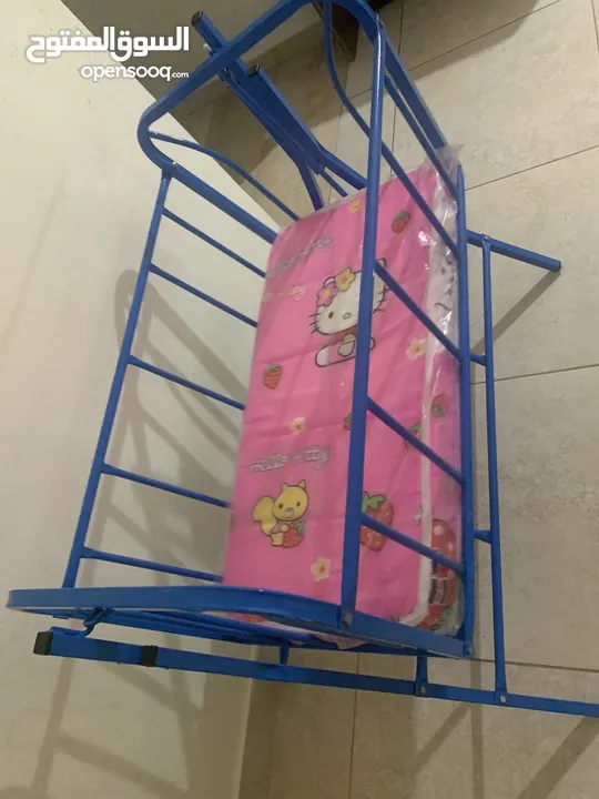 سرير اطفال مع فرشة ( استخدام بسيط جدا حوالي شهرين)