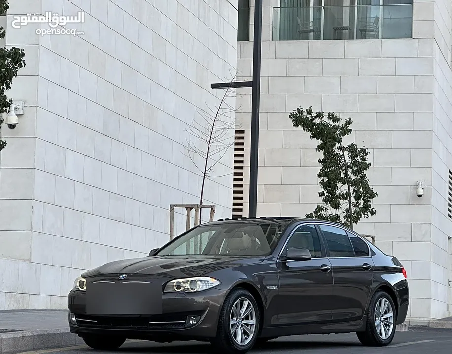 BMW 520i 2013  لون بني مميزه فحص كامل كرت ابيض فل الفل اعلى صنف جميع الاضافات