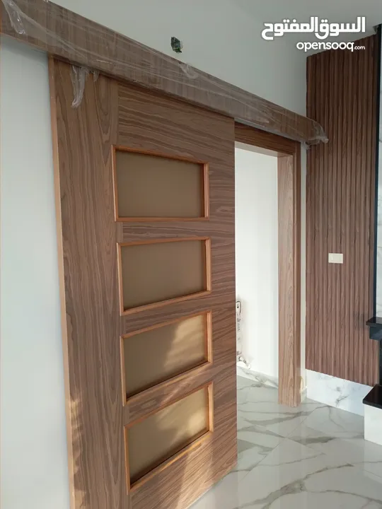 شقة فاخرة بإطلالة  مميزة بارقى مناطق عمان الغربية الجبيهة ارضي واخير مع رووف وطوابق