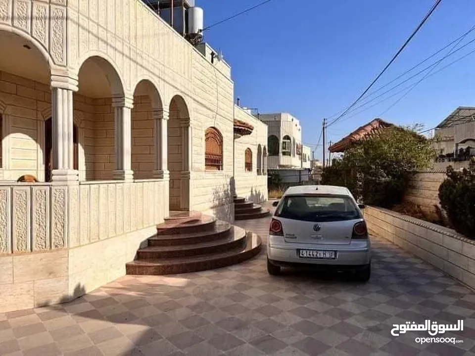 بيت مستقل ڤيلا جانبية مميزة للبيع في بني نعيم قضاء الخليل وعليه اطلالة جميلة جدا وفي منطقة مرتفعة