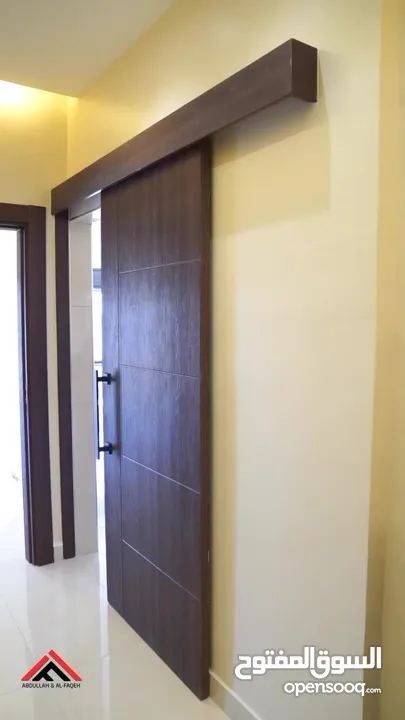 ابواب خشبيه داخليه و خارجيه بتصاميم حديثه وفاخره وعصريه جميع الانواع دهان  او تلبيس pvc  وقشره بلوط