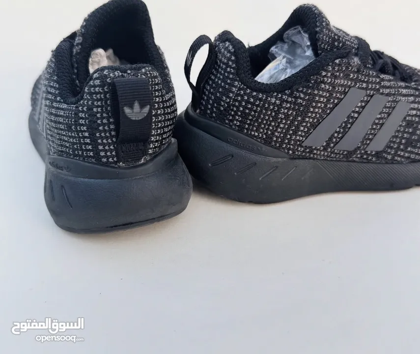 حذاء Adidas Kids أسود – جديد بدون كرتونة للاطفال. نمرة23