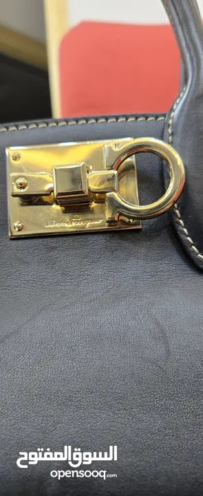 شنطة جلد طبيعي ( salvatore ferragamo calfskin thestudiocagebagsella) صناعة ايطالية