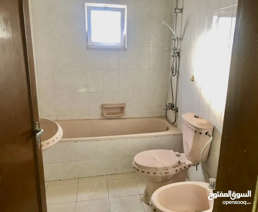 شقة للبيع في موقع مميز في الزرقاء الجديده - محاطه بفلل من جهتين