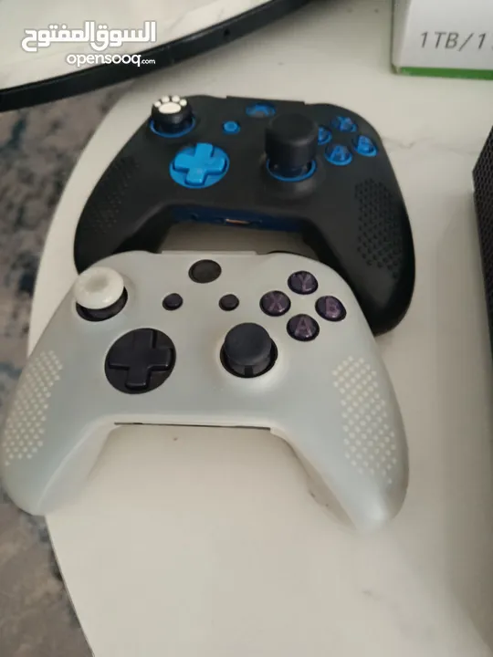 جهاز XBOX 1S مستعمل المواصفات: 1T  ايادي عدد: 2  اكثر من 8 العاب مدفوعه