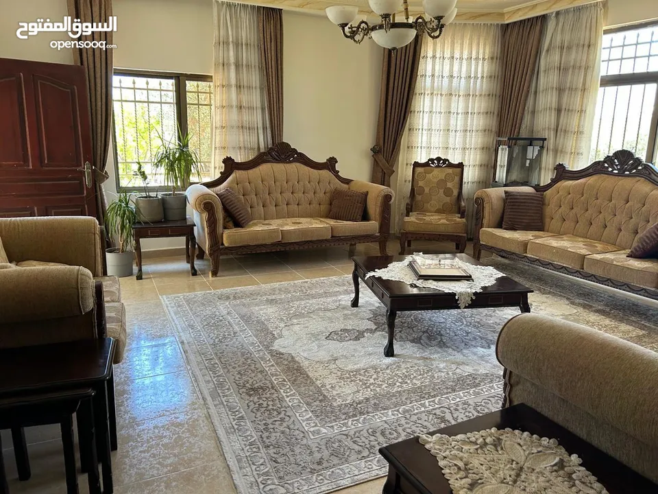 طقم كنب 12 مقعد مستعمل بحالة جيدة جداً