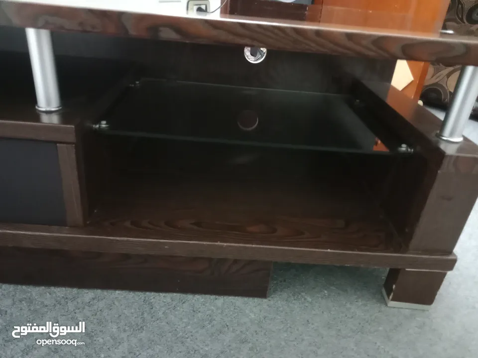 طاولة تلفزيون خشب ماليزي ممتازه حجم كبير مع درج