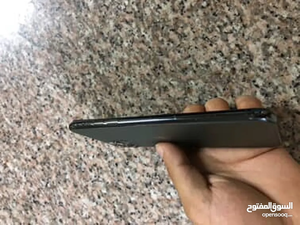 آيفون 11pro max التلفون نضيف جدا بس مغير بطاريه و الشاشه فيها شعر