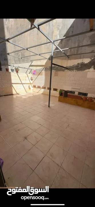 إعلان شقة للبيع في رام الله ام الشرايط بجانب سوبر ماركت رويال ومطعم اورجادا (إسكان القلعة ) مساحة145
