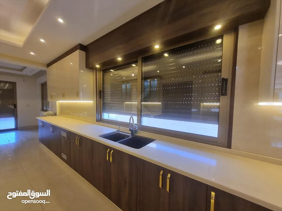 شقة فاخرة للبيع في عمان - ام السماق - طابق ثالث مع روف
