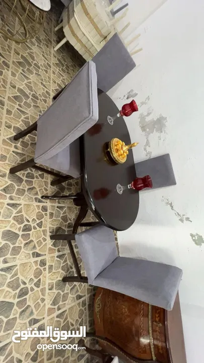 طاولة سفره 4كراسي بحال الوكاله  تفصيل خشب لاتيه18 وزان صلب ، تتكون من طاولة مع 4كراسي ، مقاس العر