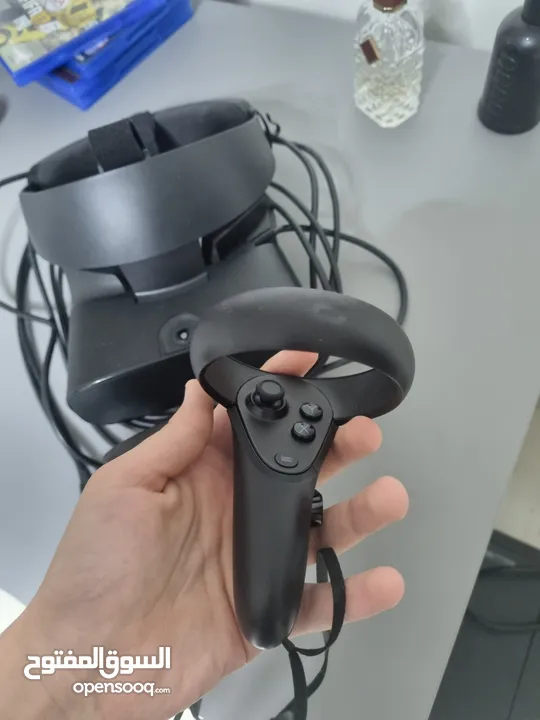 Oculus Rift S with both controllers