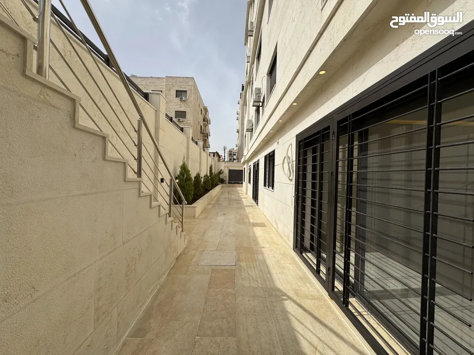 شقة مميزة طابق شبه ارضي مساحة 221م وخارجي 262م باجمل مناطق رجم عميش - طريق المطار